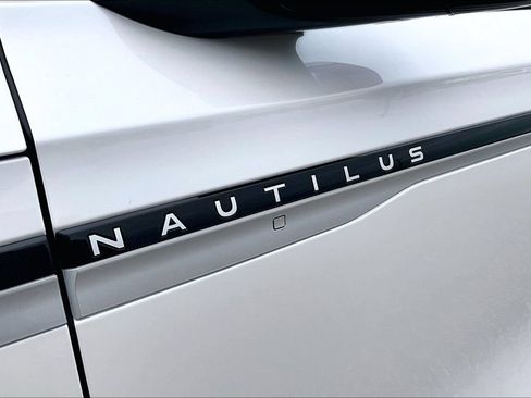 Used 2024 Lincoln Nautilus Reserve w/ Equipment Group 202A AWD/4WD image 8