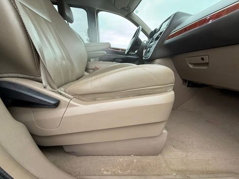 Used 2015 Chrysler Town & Country Touring image 19