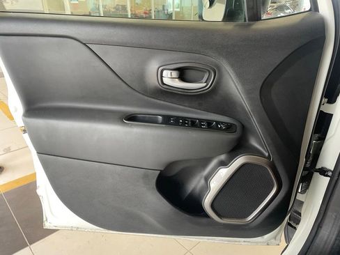 Used 2023 Jeep Renegade Latitude AWD/4WD image 10