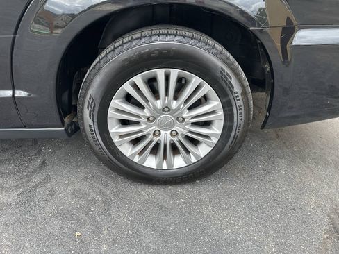 Used 2015 Chrysler Town & Country Touring-L w/ Driver Convenience Group FWD image 3
