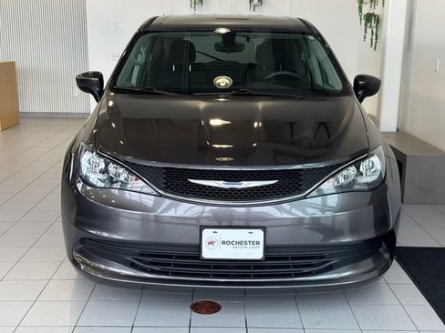 Used 2017 Chrysler Pacifica Touring FWD image 29