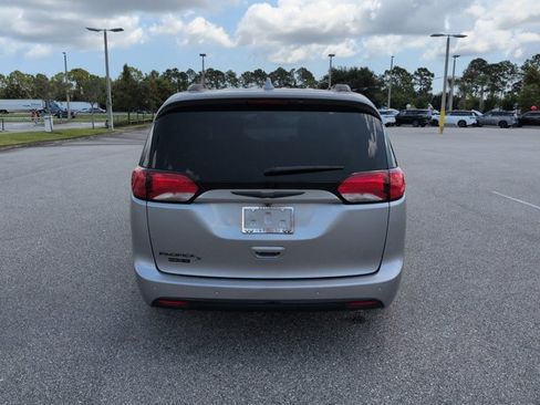 Used 2019 Chrysler Pacifica Touring-L w/ Premium Audio Group FWD image 6