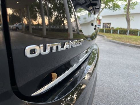 Used 2024 Mitsubishi Outlander ES image 15