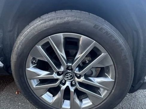 Used 2019 Toyota RAV4 XLE Premium image 4