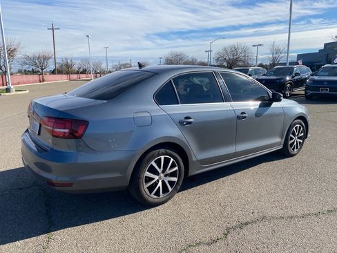 Used 2017 Volkswagen Jetta SE image 3