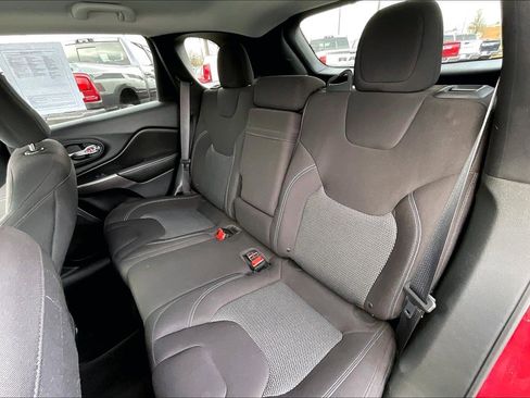 Certified 2019 Jeep Cherokee Latitude w/ Popular Appearance Group image 25