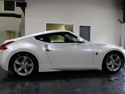 Used 2011 Nissan 370Z Coupe RWD image 2
