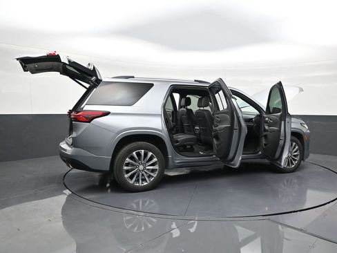 Used 2023 Chevrolet Traverse Premier FWD image 28