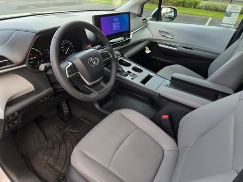 Used 2026 Toyota Sienna XLE FWD image 8