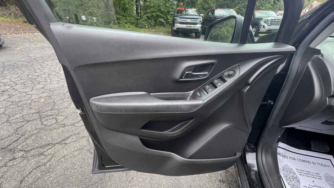Used 2019 Chevrolet Trax LT w/ LT Convenience Package AWD/4WD image 15