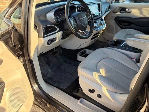 Used 2021 Chrysler Pacifica Touring-L FWD image 11