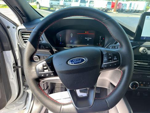 Used 2025 Ford Escape ST-Line FWD image 12