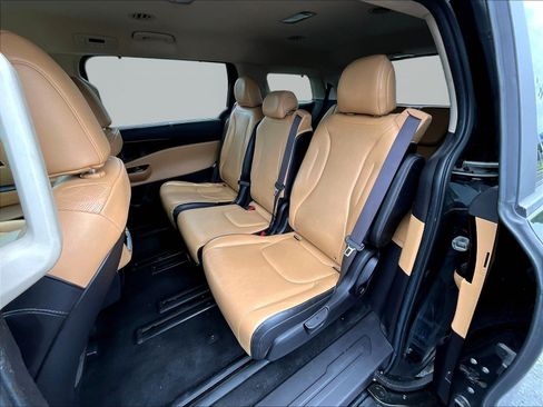 Used 2023 Kia Carnival EX FWD image 22