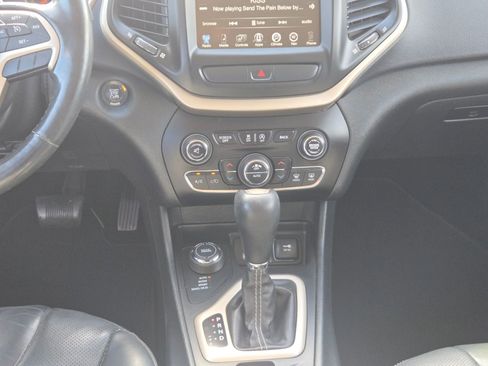 Used 2015 Jeep Cherokee Limited w/ Luxury Group AWD/4WD image 18