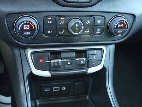 Used 2023 GMC Terrain SLE w/ Driver Convenience Package image 26