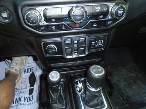 Used 2021 Jeep Wrangler Unlimited Sport AWD/4WD image 17