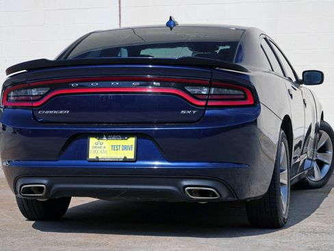Used 2015 Dodge Charger SXT RWD image 4