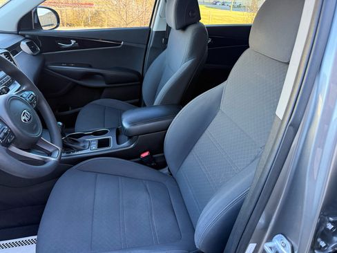 Used 2017 Kia Sorento L image 19