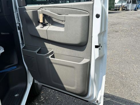 New 2025 Chevrolet Express 3500 Extended image 21