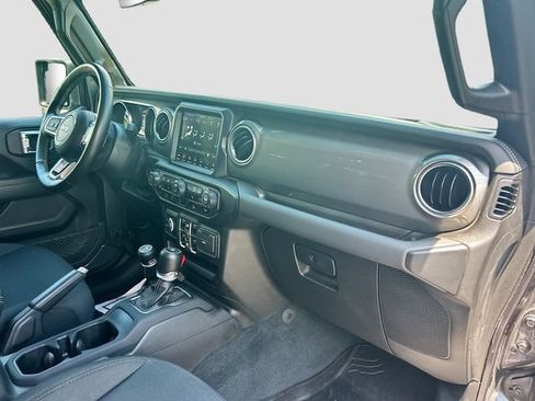 Used 2022 Jeep Gladiator Overland w/ LED Lighting Group AWD/4WD image 38