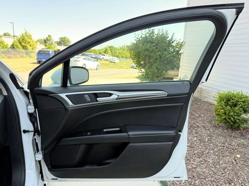 Used 2018 Ford Fusion SE w/ Equipment Group 602A FWD image 14
