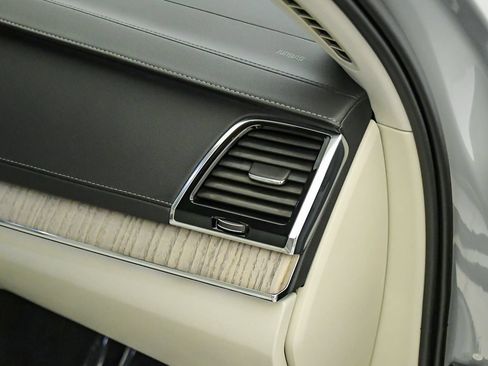 Certified 2025 Volvo XC90 T8 Ultra AWD/4WD image 17