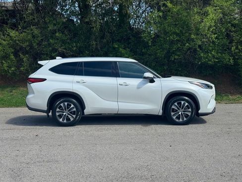 Used 2021 Toyota Highlander XLE image 4
