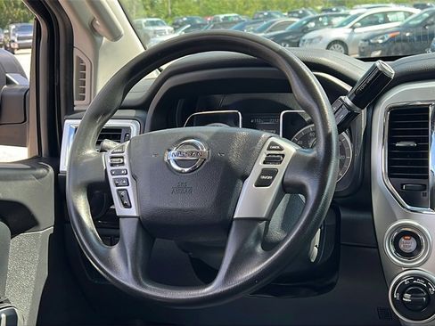 Used 2018 Nissan Titan SV image 13