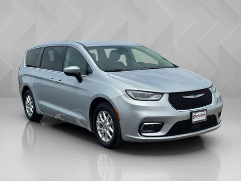 Used 2023 Chrysler Pacifica Touring-L FWD image 3