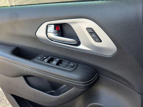 Used 2022 Chrysler Pacifica Touring-L w/ S Appearance Package FWD image 16