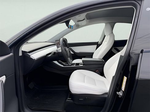 Used 2020 Tesla Model Y Long Range image 14