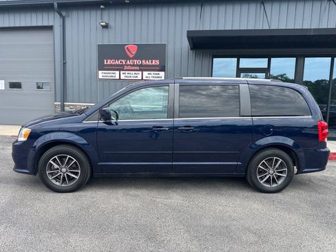 Used 2017 Dodge Grand Caravan SXT w/ Driver Convenience Group FWD image 2