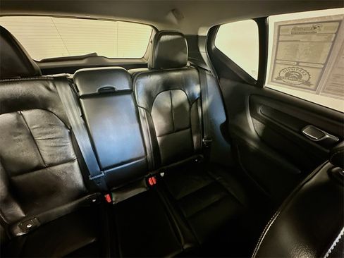 Used 2022 Volvo XC40 T4 Momentum image 14