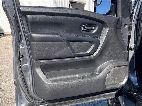 Used 2019 Nissan Titan SV w/ SV Convenience Package image 19