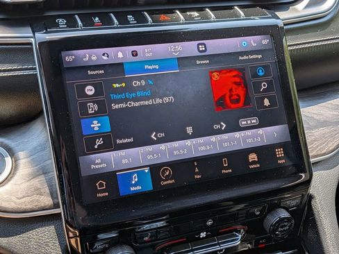 Used 2023 Jeep Grand Cherokee Limited AWD/4WD image 19