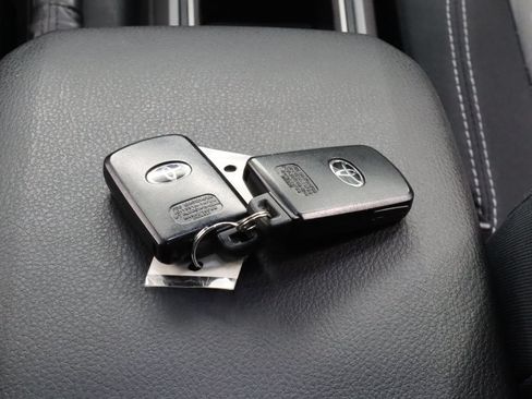 Used 2022 Toyota Tacoma TRD Off-Road AWD/4WD image 22