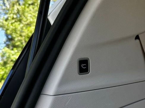 Used 2023 Chrysler Voyager LX FWD image 13