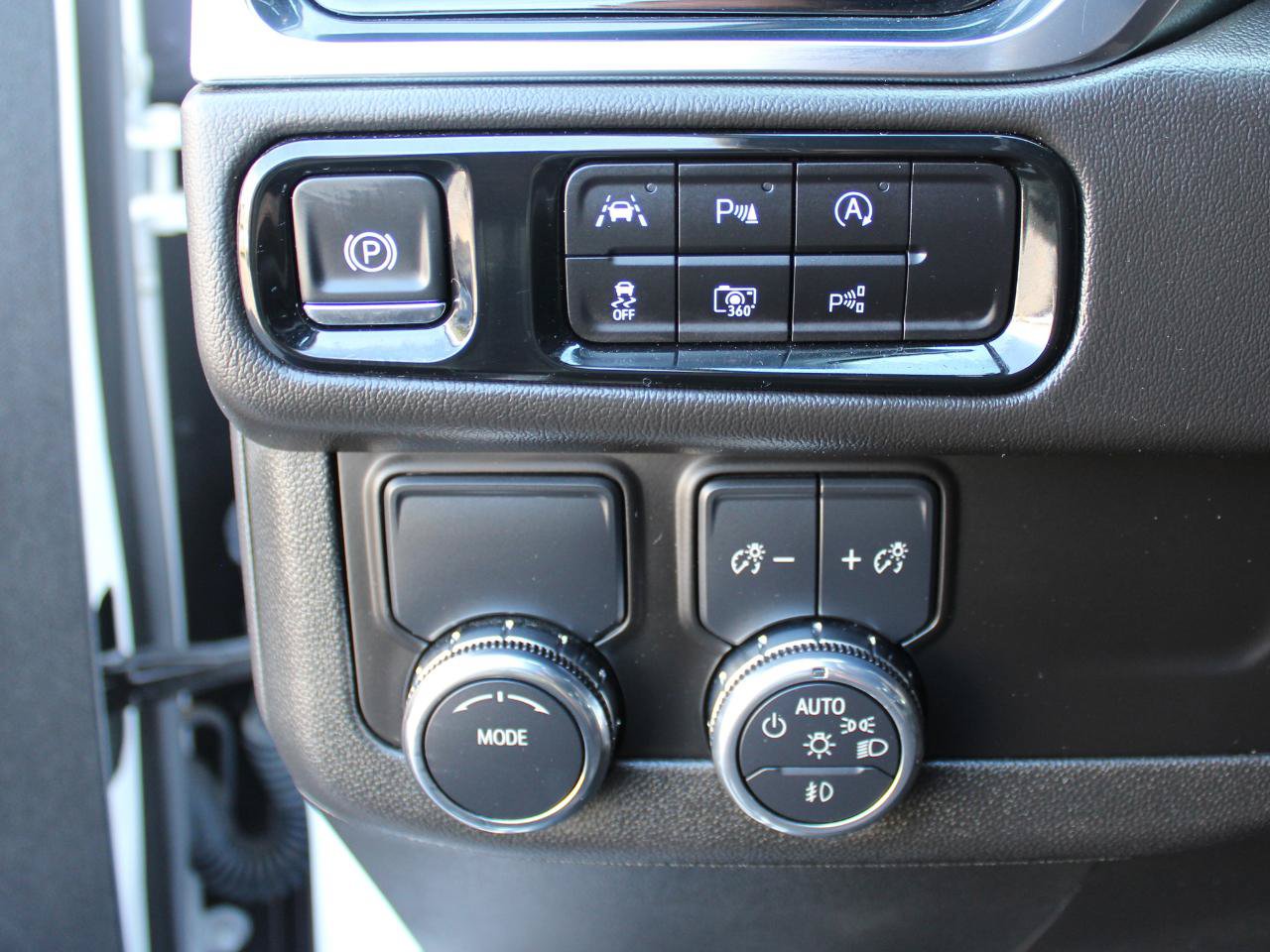 Used 2025 GMC Yukon Denali RWD image 29