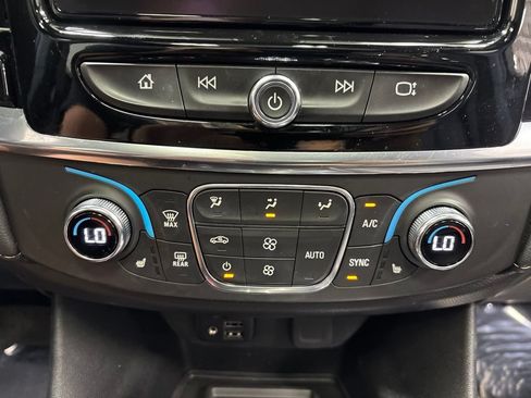 Used 2023 Chevrolet Traverse LT w/ LT Premium Package AWD/4WD image 32