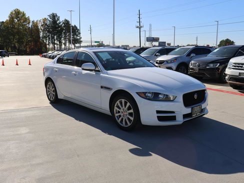 Used 2019 Jaguar XE Premium image 7