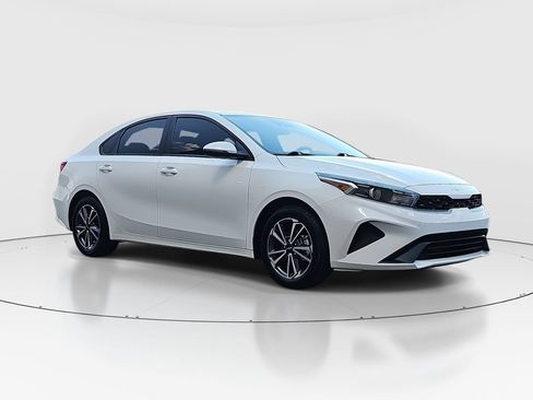 Used 2022 Kia Forte LXS w/ LXS Technology Package FWD image 3