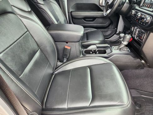 Used 2020 Jeep Gladiator Overland image 16