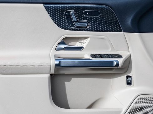 Certified 2025 Mercedes-Benz GLB 250 image 21