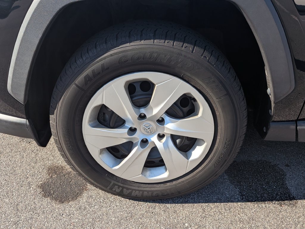 Used 2021 Toyota RAV4 LE FWD image 6
