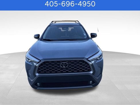 Used 2025 Toyota Corolla Cross XLE w/ Convenience Package image 2