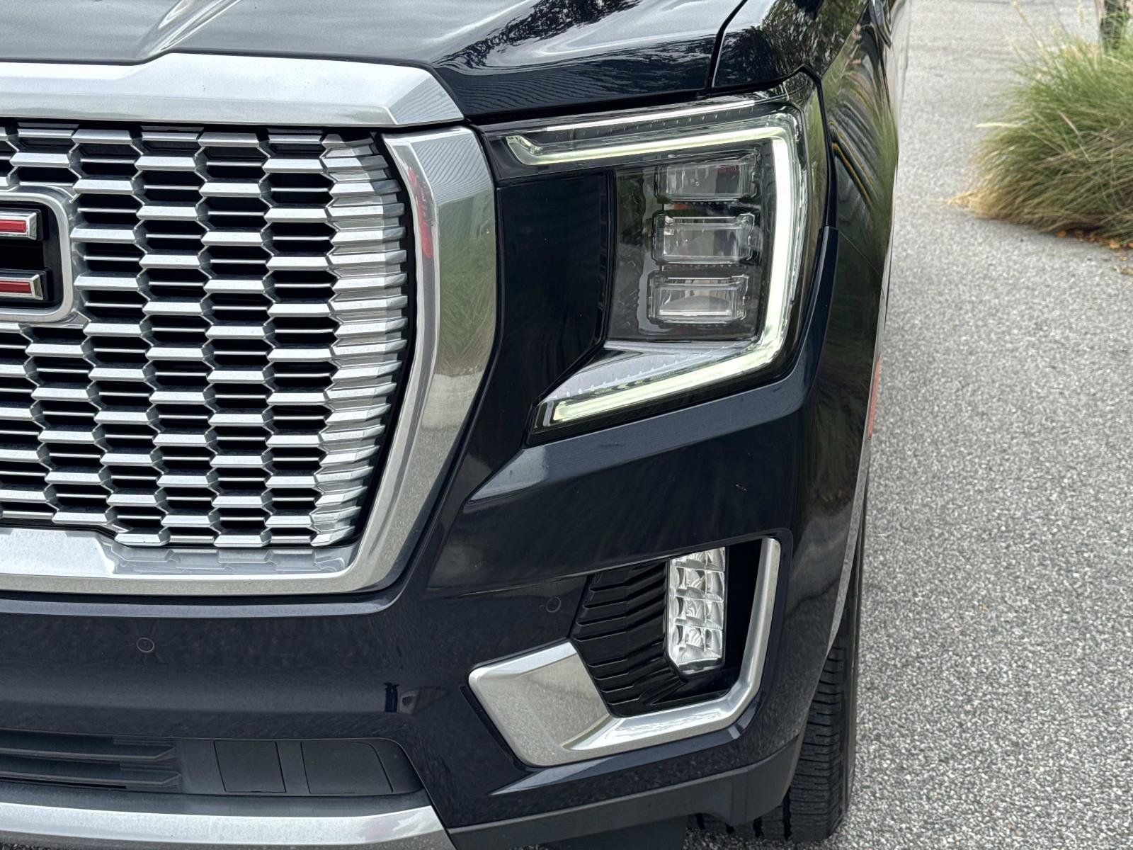 Used 2021 GMC Yukon Denali w/ Denali Premium Package AWD/4WD image 9