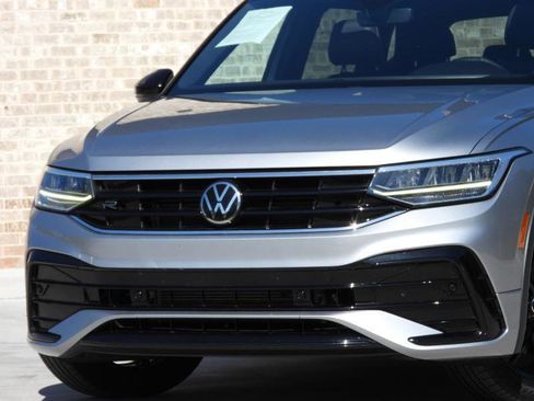 Used 2022 Volkswagen Tiguan SE R-Line image 3