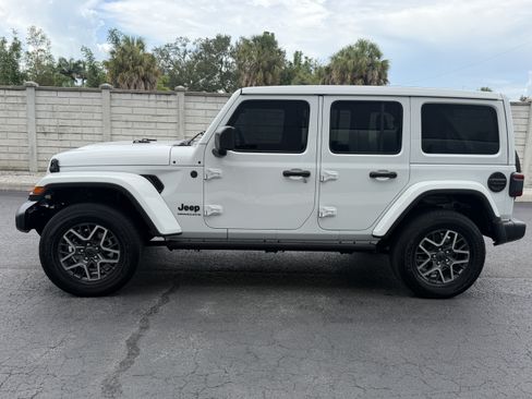 Used 2025 Jeep Wrangler Unlimited Sahara w/ Safety Group AWD/4WD image 2