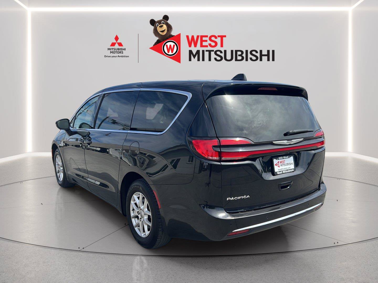 Used 2023 Chrysler Pacifica Touring-L FWD image 4