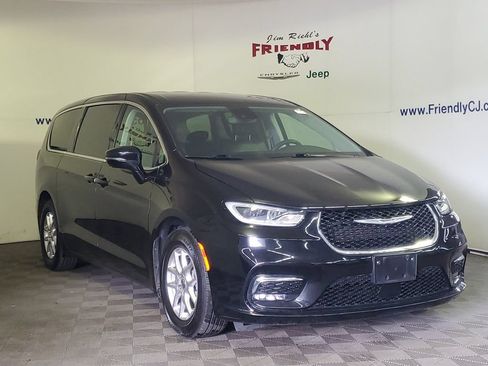 Used 2024 Chrysler Pacifica Touring-L FWD image 2
